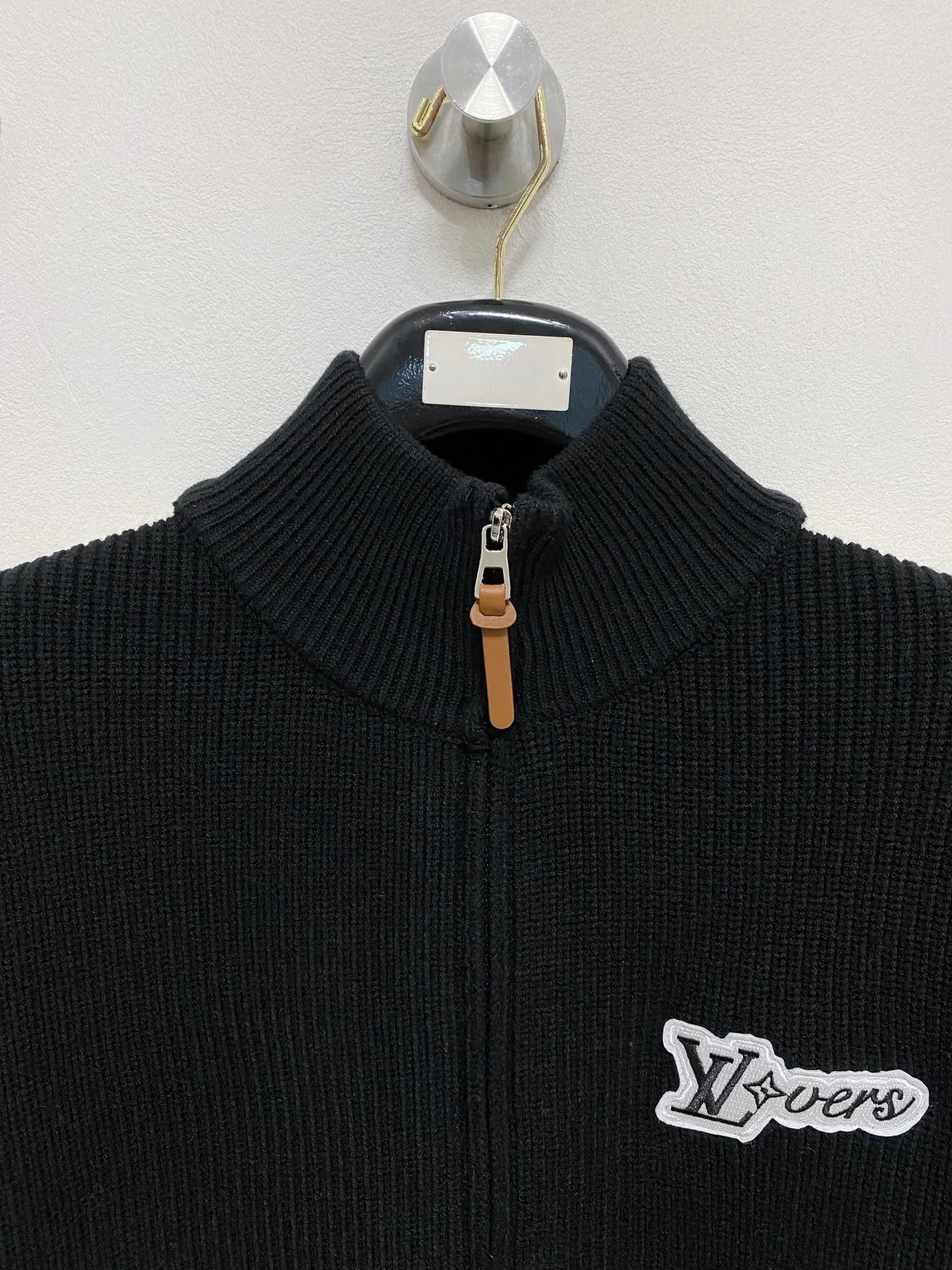 🅿️540 LV autumn and winter classic cardigan sweater, in full condition! ! ! Wool blended fabric, the latest model in 2025, golden ratio! ! Slim-fitting soft gold, versatile and practical item, the combination and practicality are extremely powerful, simple and elegant, and classy! To create your own style, it is highly recommended to buy it in two colors. The standard slim fit tailoring process is suitable for both young and old men. It is knitted from wool and will not cause any discomfort! While keeping warm, it is stylish, textured and wearable, and the classic logo with contrasting colors on the chest feels in place! ! Recommended for regular customers! ! Size M-3XL (maximum wear: 190 pounds)